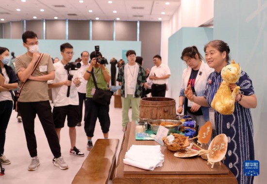 8月4日，在香港中央图书馆展览馆，工作人员在进行茶染技艺展演。新华社记者 李钢 摄