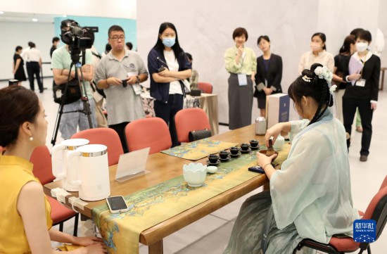 8月4日，在香港中央图书馆展览馆，工作人员在进行宋代点茶技艺展演。新华社记者 李钢 摄